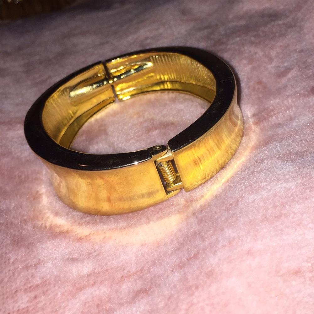 False gold bangle. - Picture 3 of 4